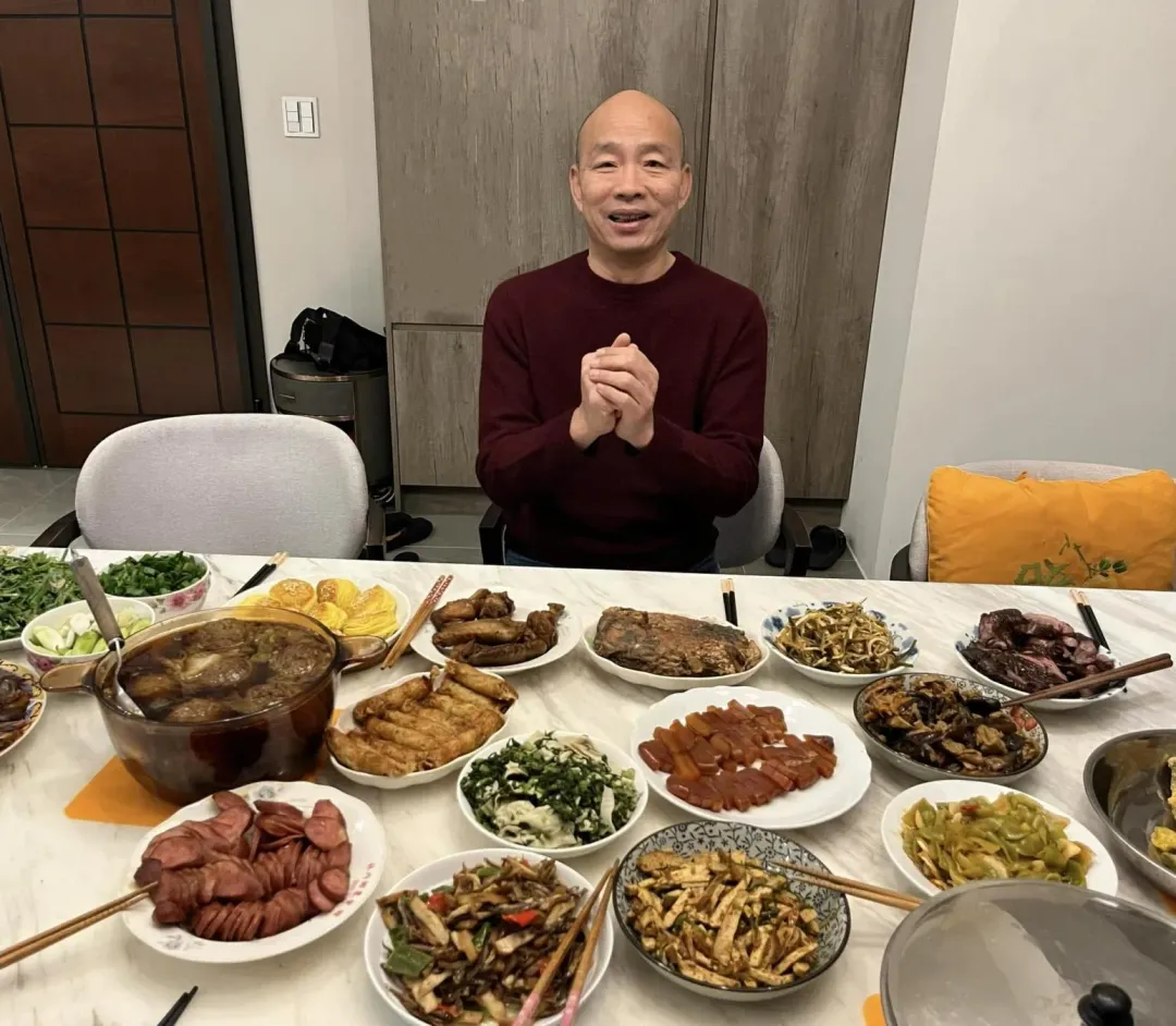 立法院長韓國瑜曬出除夕的年夜飯菜色。(圖/韓國瑜臉書)