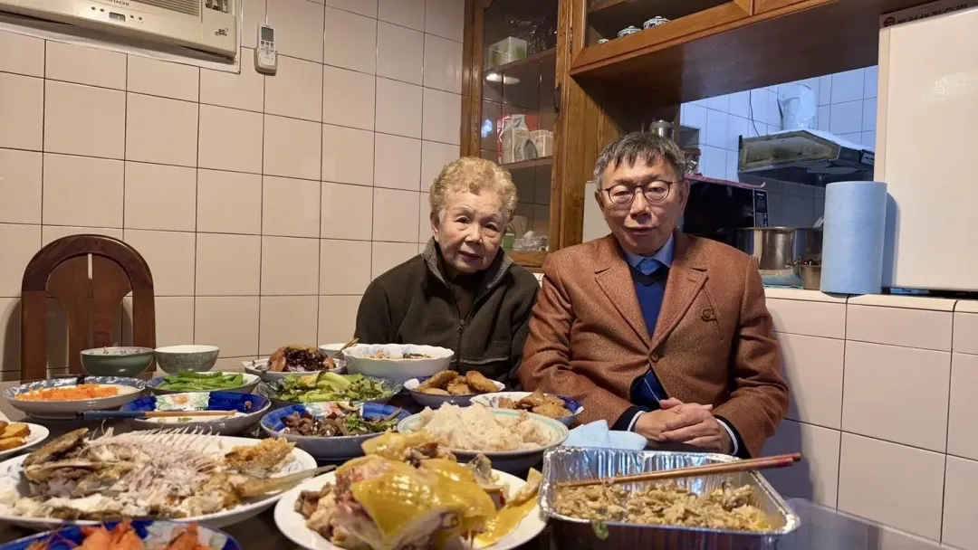 民眾黨主席柯文哲則是回到新竹老家和父母親吃年夜飯。(圖/蔡英文臉書)