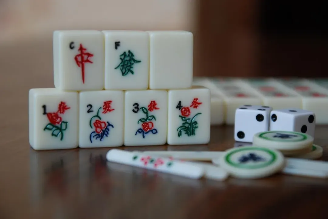 打麻將是許多家庭過年的必備行程！不過，每次一打就是好幾個小時，結束後都覺得肩頸好痠痛。（示意圖／pixabay）
