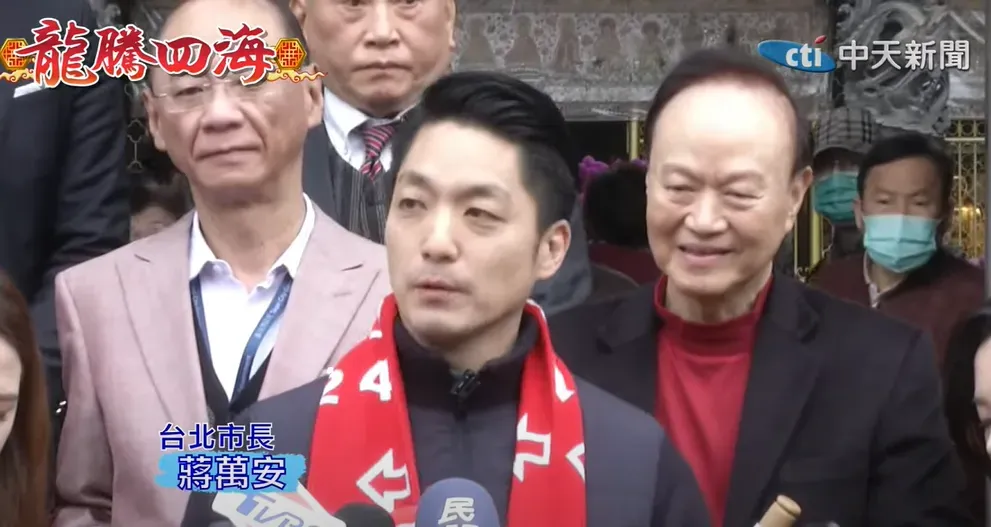 被問到是否有打算生小龍女,蔣萬安馬上回,「你拚個小龍女,我一定送上一個大紅包」。(圖/中天新聞)