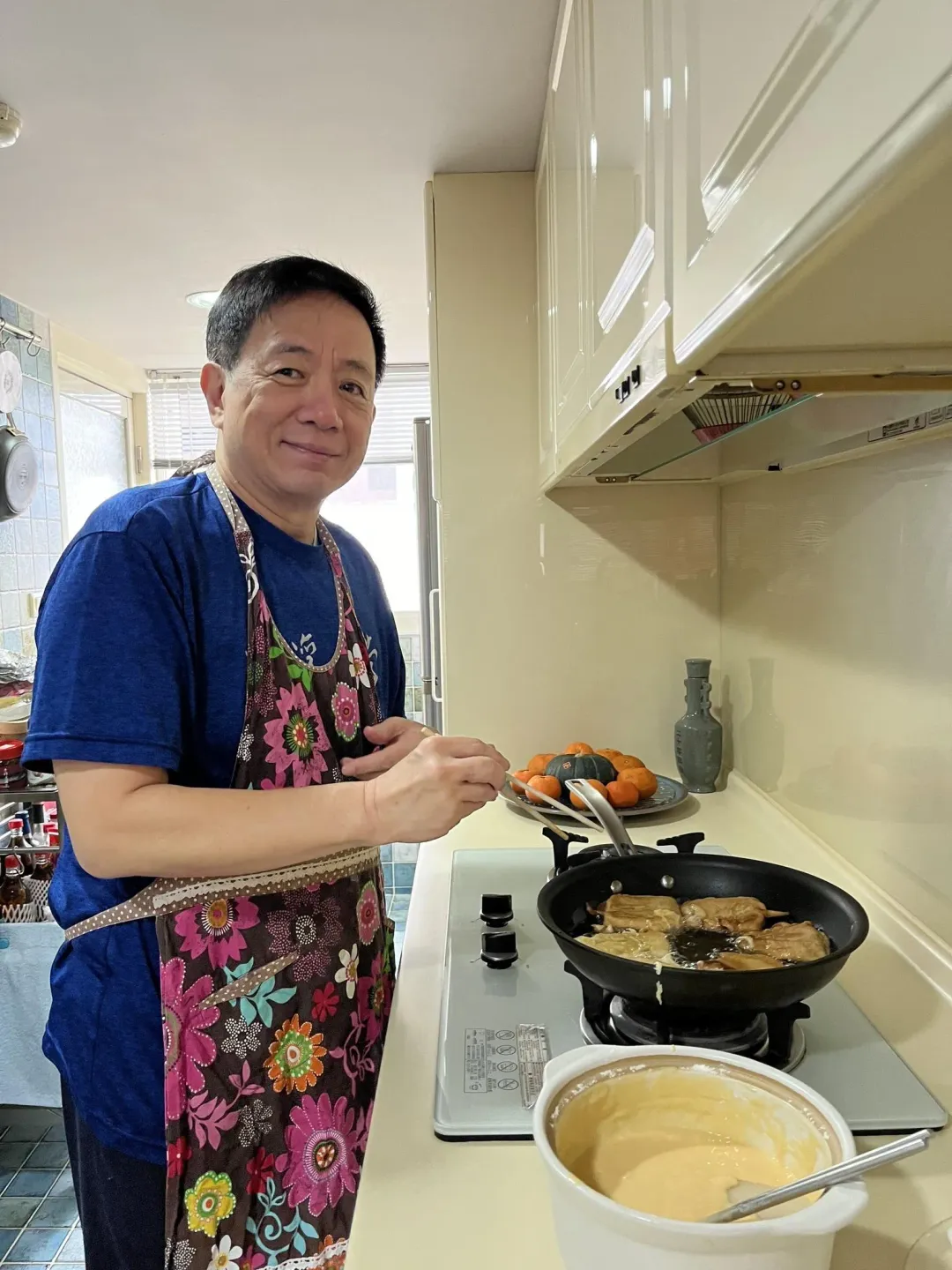 管中閔親自下廚炸年糕。(圖/管中閔臉書)