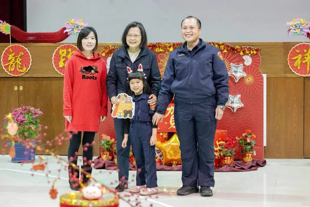 蔡英文也到中正一和中正二分局視察慰問。(圖/李四川臉書)
