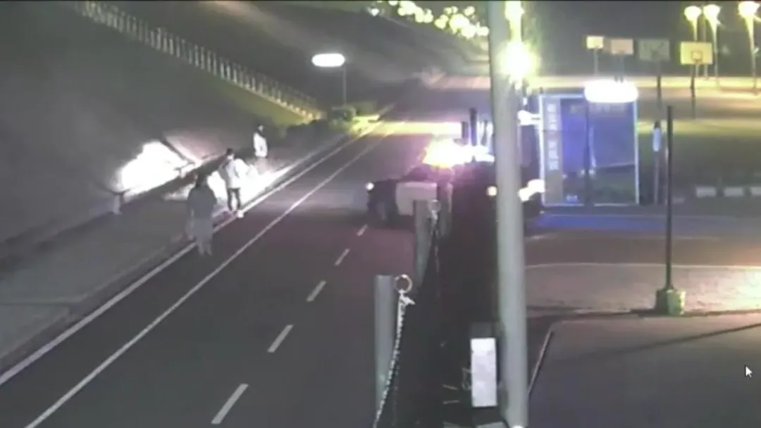 警方巡邏車到場時，屁孩們一哄而散。（圖／翻攝黑色豪門企業）