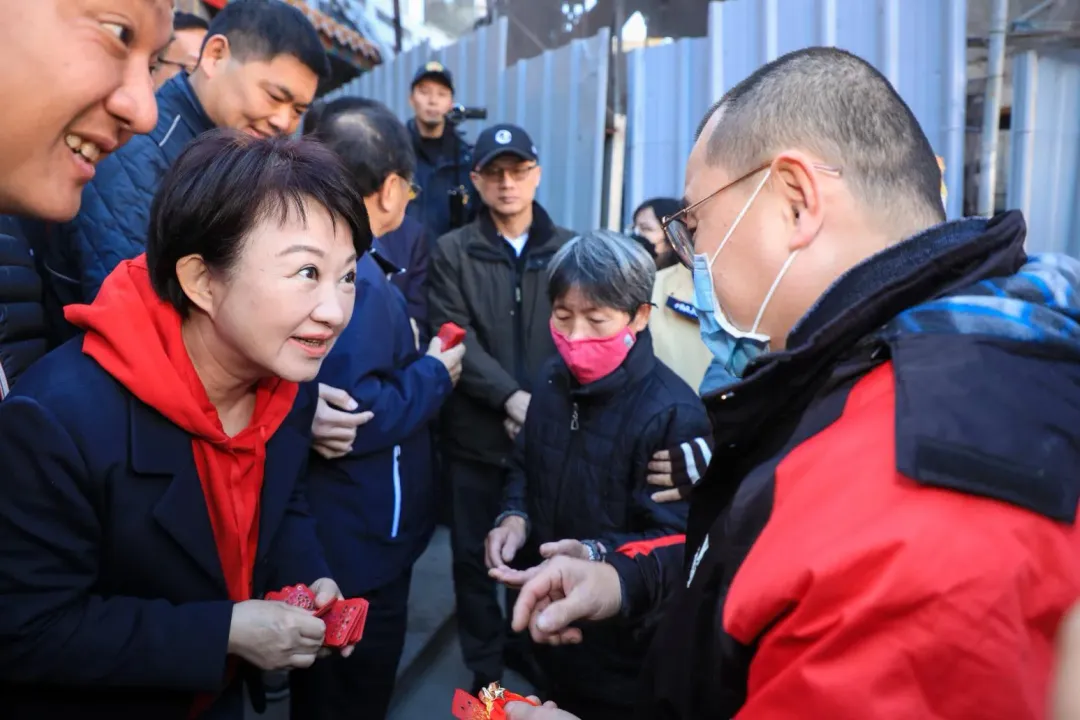 47歲的林先生在大甲鎮瀾宮領到頭香小紅包，他一早6時30分便在鎮瀾宮排隊。（圖／台中市政府提供）