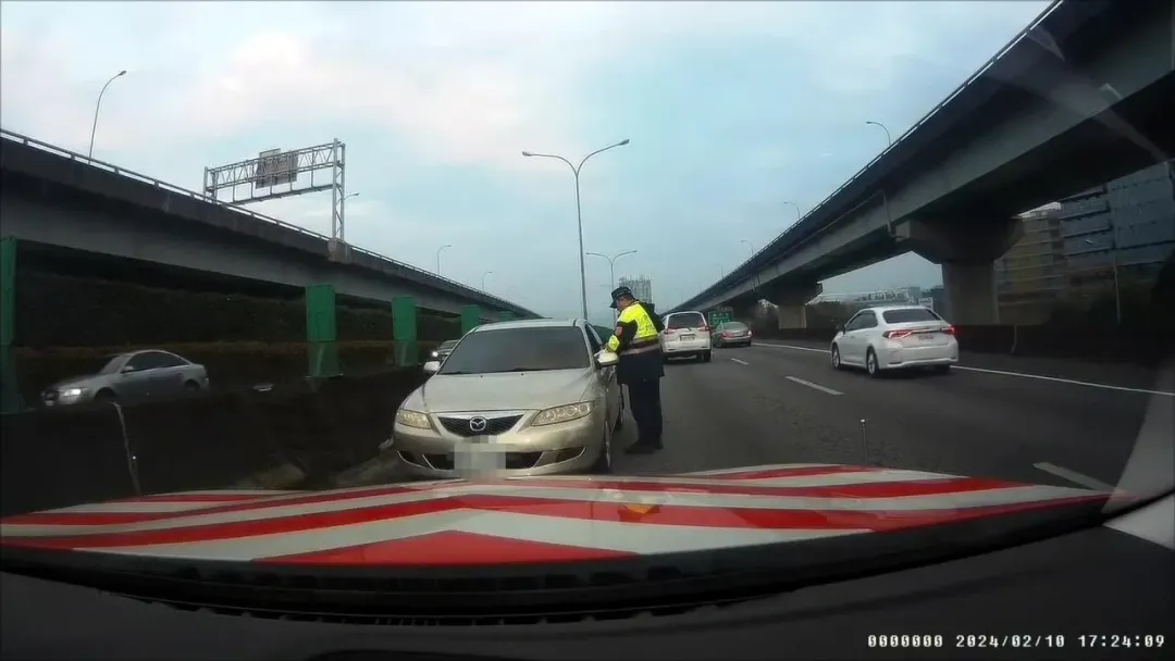 國道警實施交管、攔截逆向車輛，才化解危機。（圖／翻攝畫面）