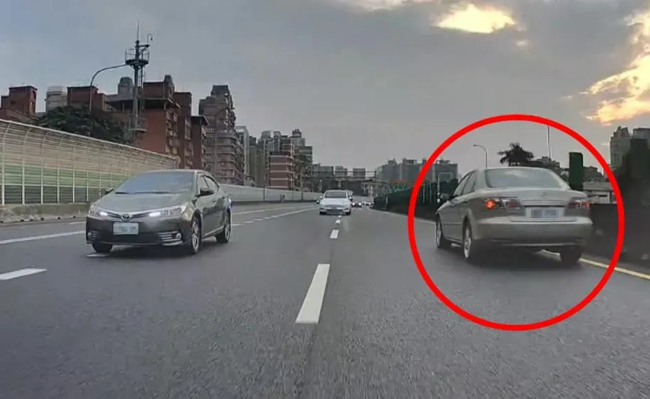自小客車龜速逆性行駛在國道快車道上。（圖／翻攝汐止集團）