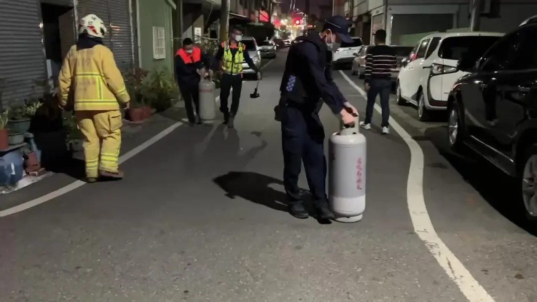 警方從現場帶回兩桶瓦斯當證物。（圖／中天新聞）