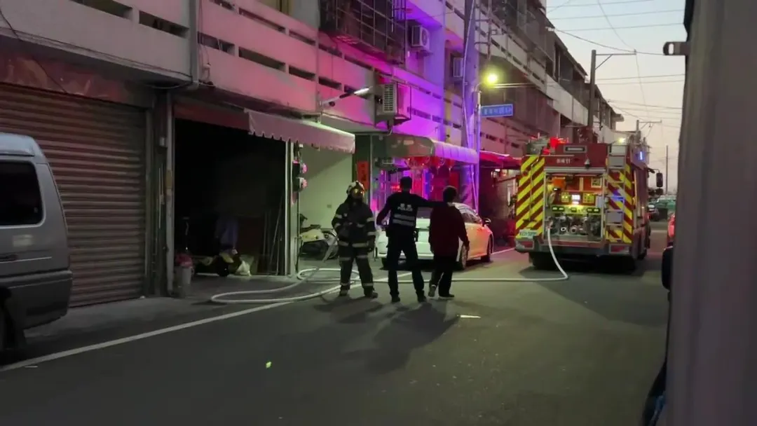 犯嫌林男受不了瓦斯味，逃出屋外被警方控制行動。（圖／中天新聞）