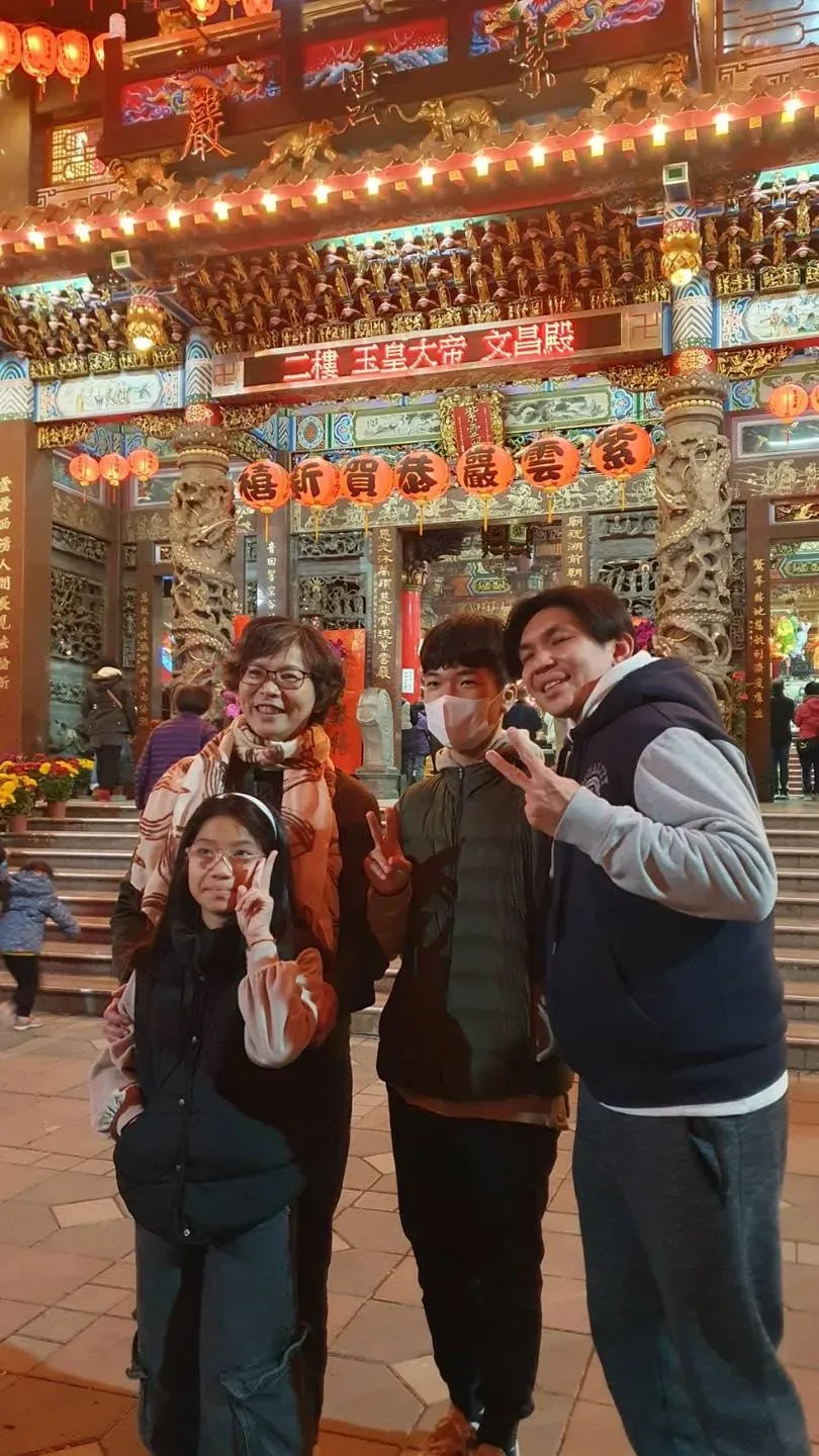 蔡壁如還到清水紫雲巖。（圖／蔡壁如臉書）