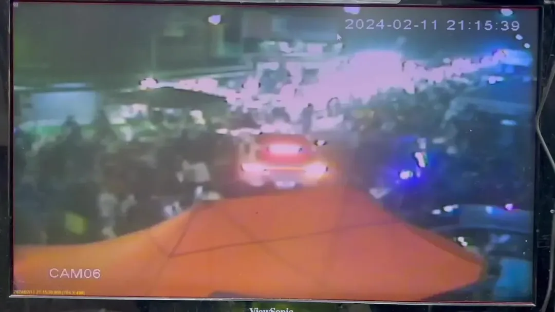 春節期間旗山老街湧入大量遊客，仍有汽機車闖入管制區。（圖／中天新聞）