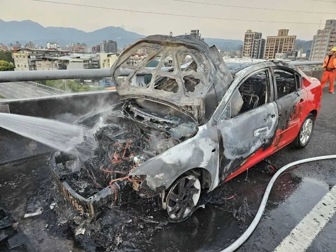 國道1號環北段今天發生火燒車事故。(圖/翻攝畫面)