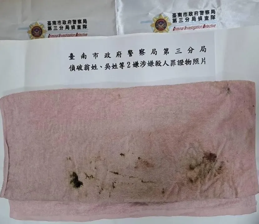 警方查扣包裹女嬰的毛巾上還沾有泥土。(圖/翻攝畫面)