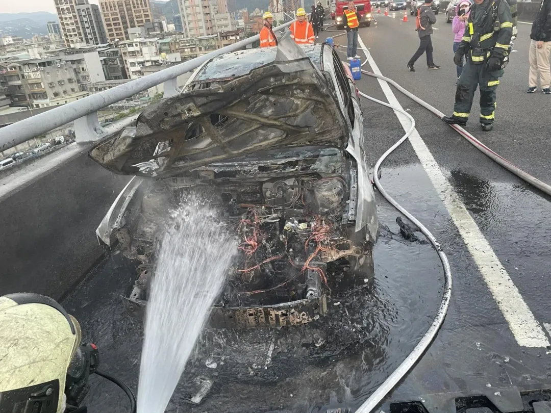 事故車輛車頭全毀,引擎機件被燒得精光。(圖/翻攝畫面)