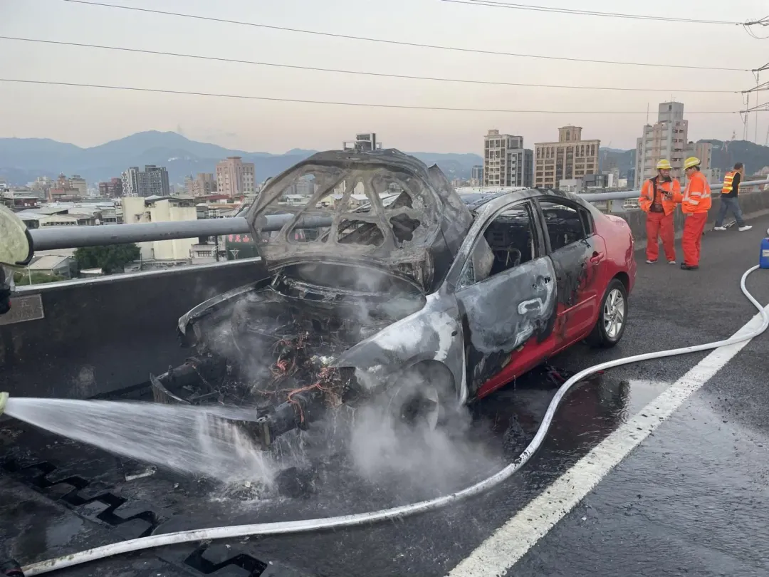 火勢撲滅後,事故車輛仍持續冒白煙。(圖/翻攝畫面)