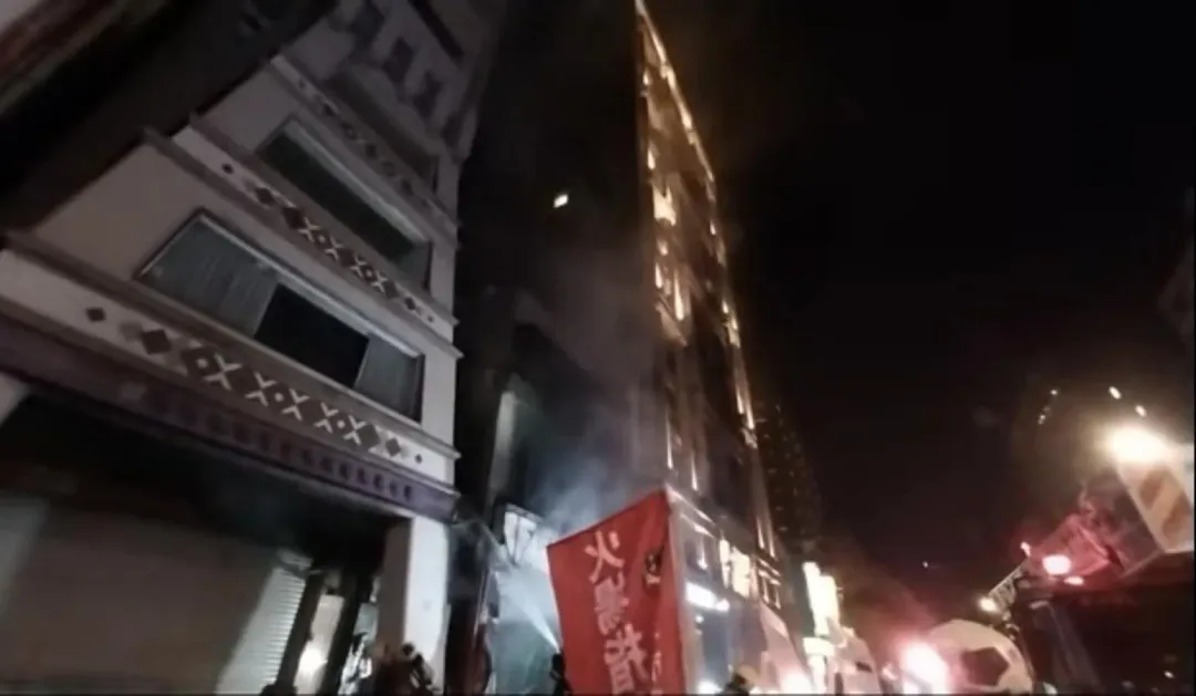 警消在半小時內迅速撲滅火勢,沒有延燒到鄰近大樓。(圖/翻攝畫面)