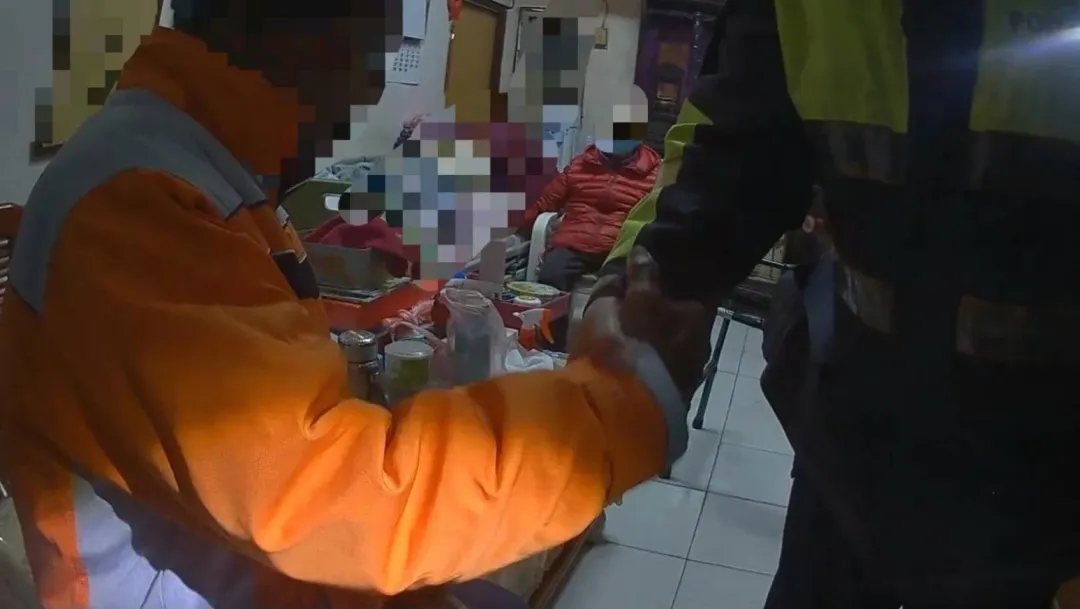 員警帶老翁回家，老婆氣得叫他快進屋裡，陳翁如同小孩般怕被罵。（圖／翻攝畫面）