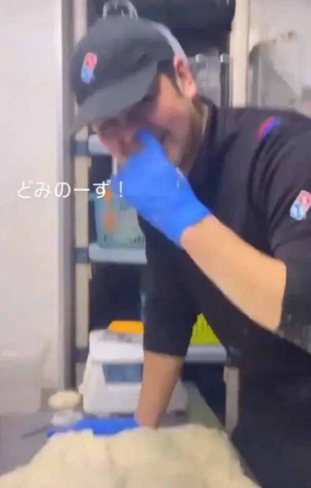男子伸出食指挖鼻孔。（圖／翻攝Ｘ）