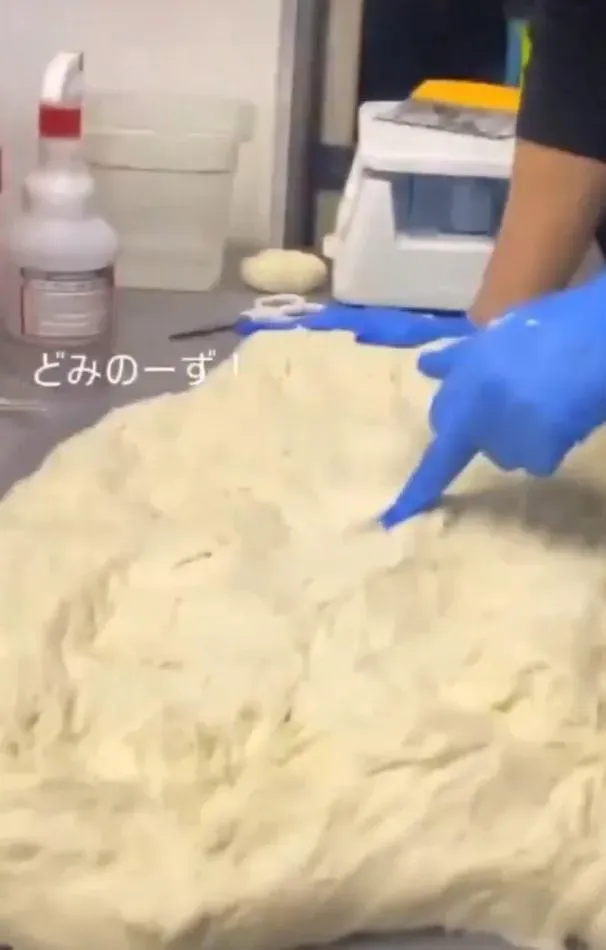 男子用中指抹麵團。（圖／翻攝Ｘ）