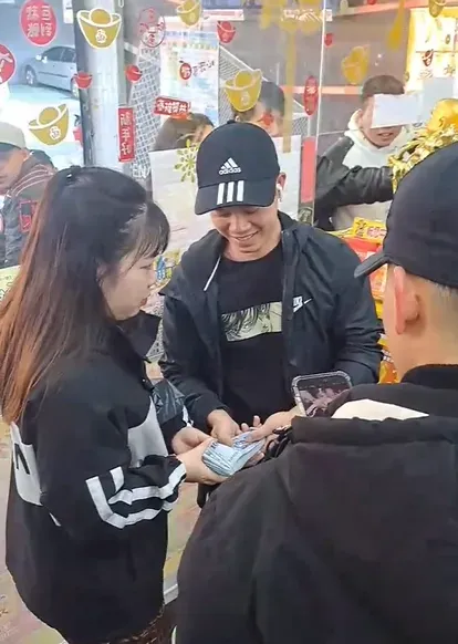 外籍男子中獎後當場發錢給彩券行員工、老闆。（圖／翻攝自記者爆料網）