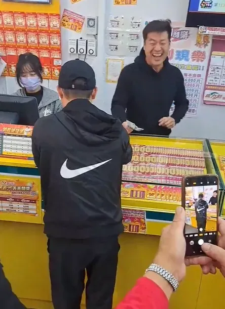 老闆拿到錢後笑嗨嗨。（圖／翻攝自記者爆料網）