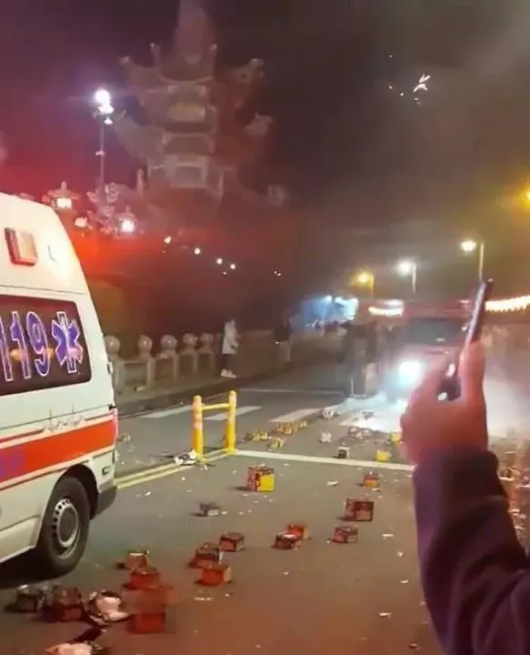 民眾用手機拍攝施放煙火畫面PO網。（圖／翻攝記者爆料網）