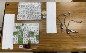 警方查扣的賭具等證物。(圖/翻攝畫面)