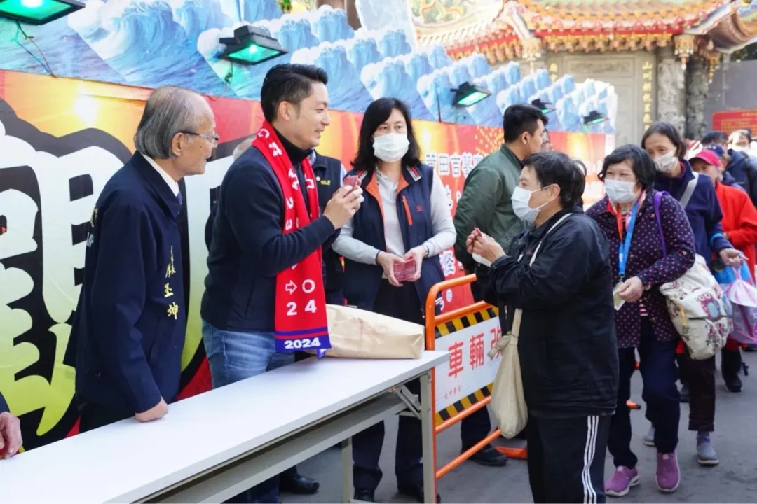 蔣萬安走春拜廟。(圖/台北市政府提供)