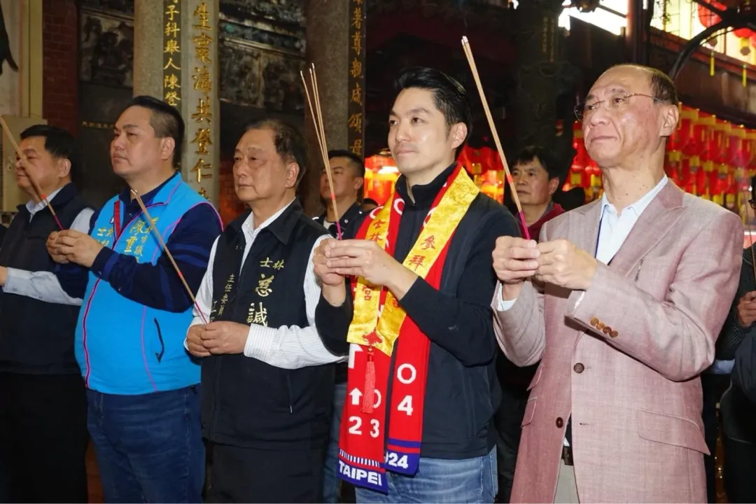 蔣萬安走春拜廟。(圖/台北市政府提供)