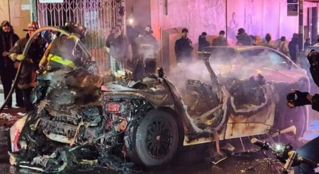 無人車遭為圍攻燒成廢鐵（圖／翻攝X「SFFDPIO」）