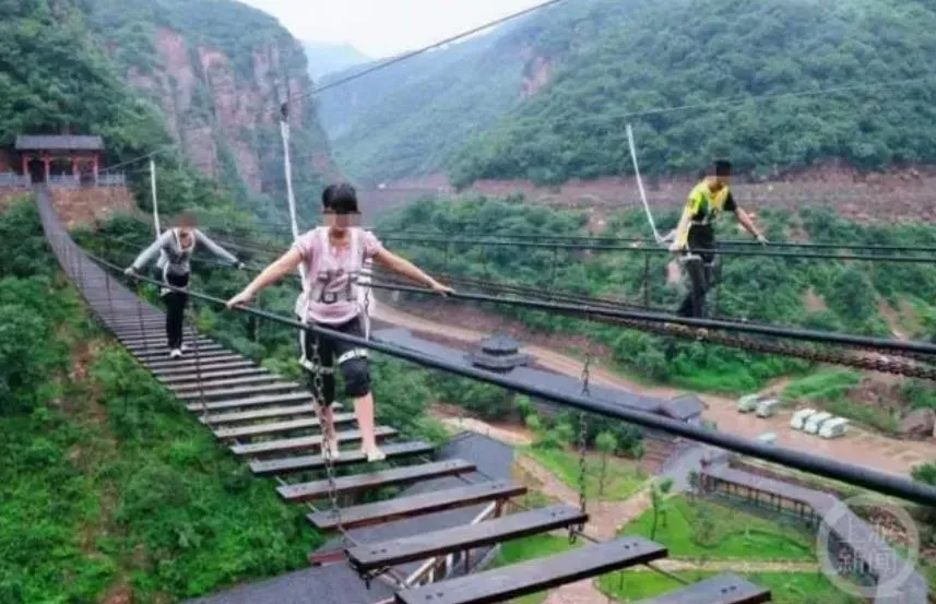 當地文旅局表示遊客身上皆有安全繩。(圖/翻攝上游新聞)
