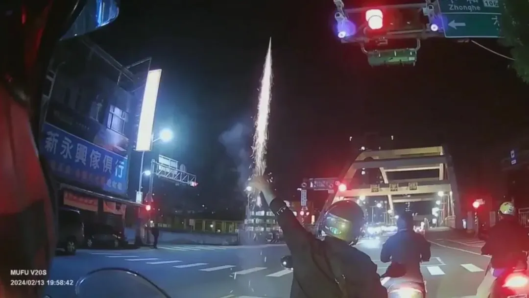 廖姓騎士等紅燈時放沖天炮,讓路人看傻眼。(圖/翻攝社會事新聞影音)