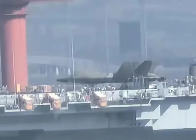 該模型機為1:1全尺寸，此前曾出現武漢「陸基航母」上。（圖／翻攝微博）