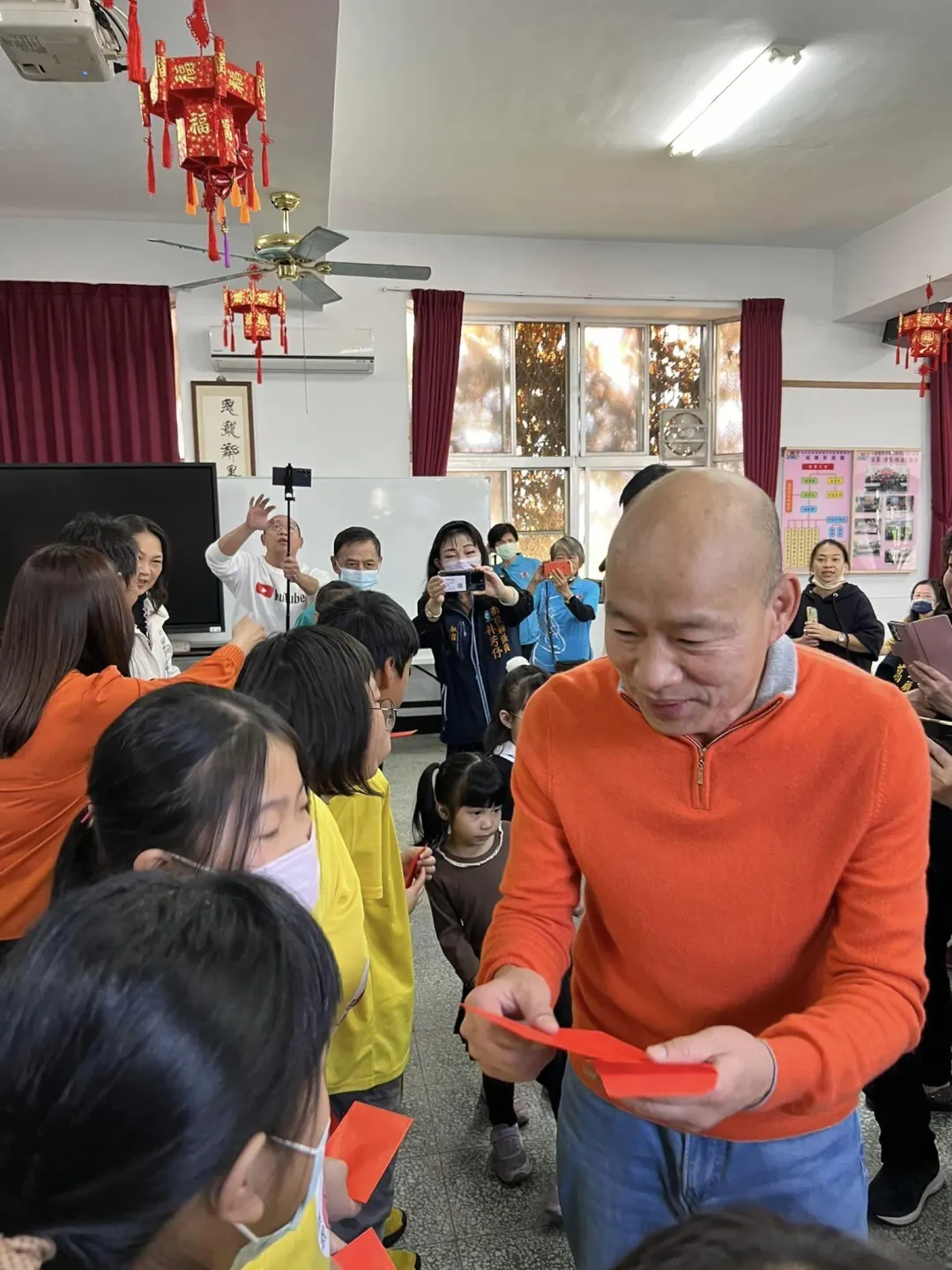 韓國瑜到埔里走春發紅包。（圖/翻攝韓國瑜臉書）