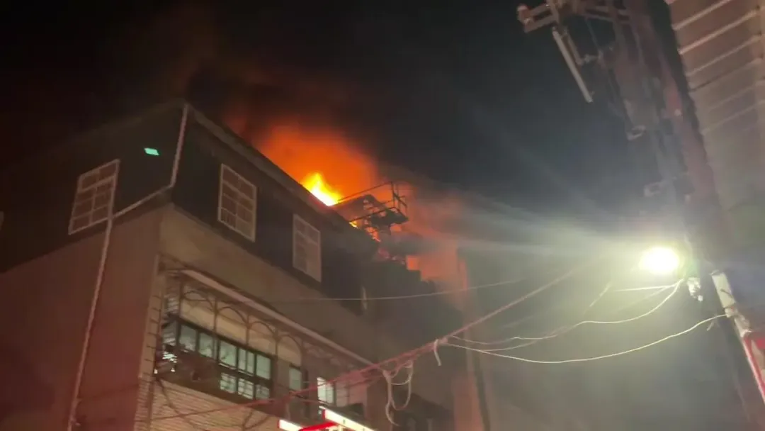 頂樓加蓋鐵皮屋全面燃燒，幸好屋主不在家，無人受困。（圖／翻攝畫面）