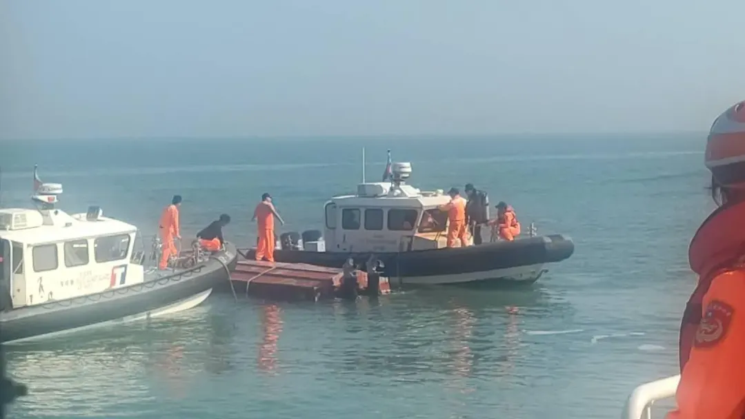 大陸漁船越界作業遭我驅離時不慎翻覆釀兩死(圖/海巡署提供)
