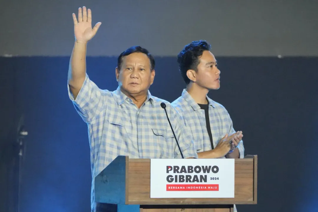 普拉伯沃(左)當選印尼總統,副手為佐科威長子吉伯朗(右)。(圖/美聯社)