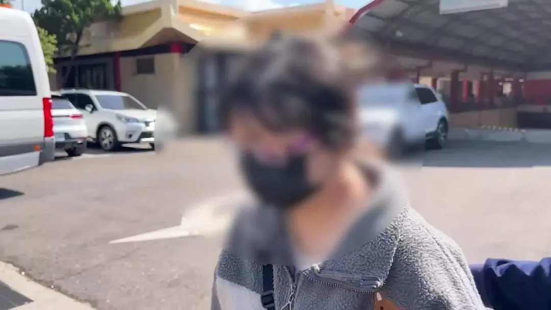 翁女被記者追問女嬰被埋的時候是生是死，她沉默不語。（圖／中天新聞）