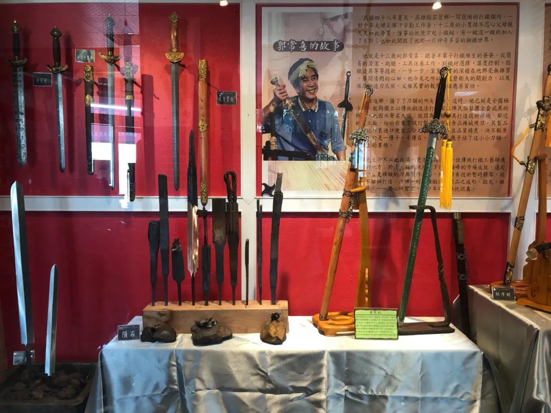 李安被「興達刀舖」展示的刀劍所吸引，找郭常喜打造400多件兵器拍片。（圖／翻攝郭常喜臉書）