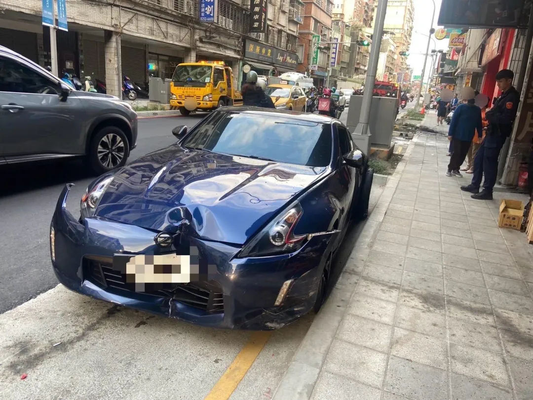 「惡魔之Z」失控自撞車頭凹陷。（圖／翻攝畫面）