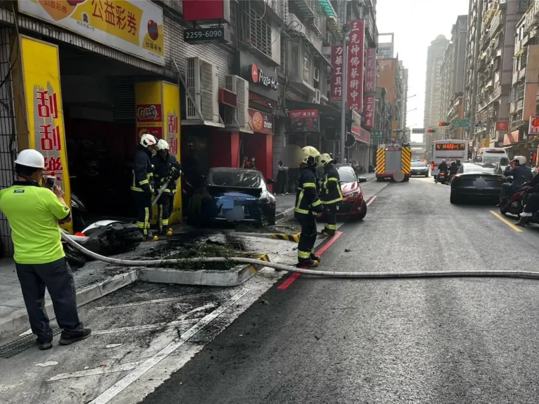 警消到場灑水降溫，還好沒有發生火災。（圖／翻攝畫面）