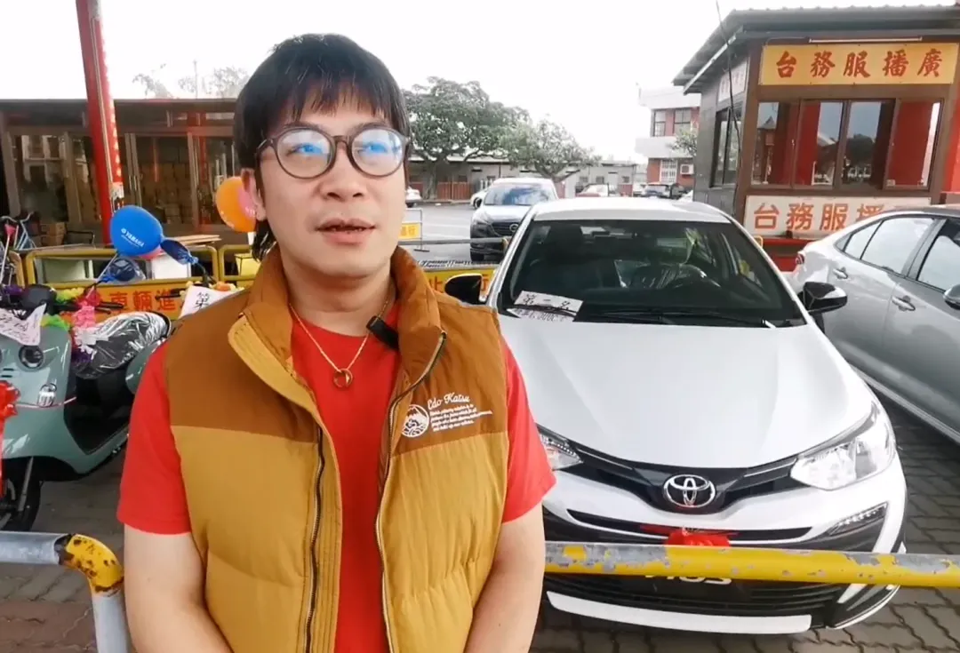 蘇姓信眾從台北南下拜拜，在小孩生日前一天參加港口宮擲筊活動喜獲轎車。（圖／中天新聞）