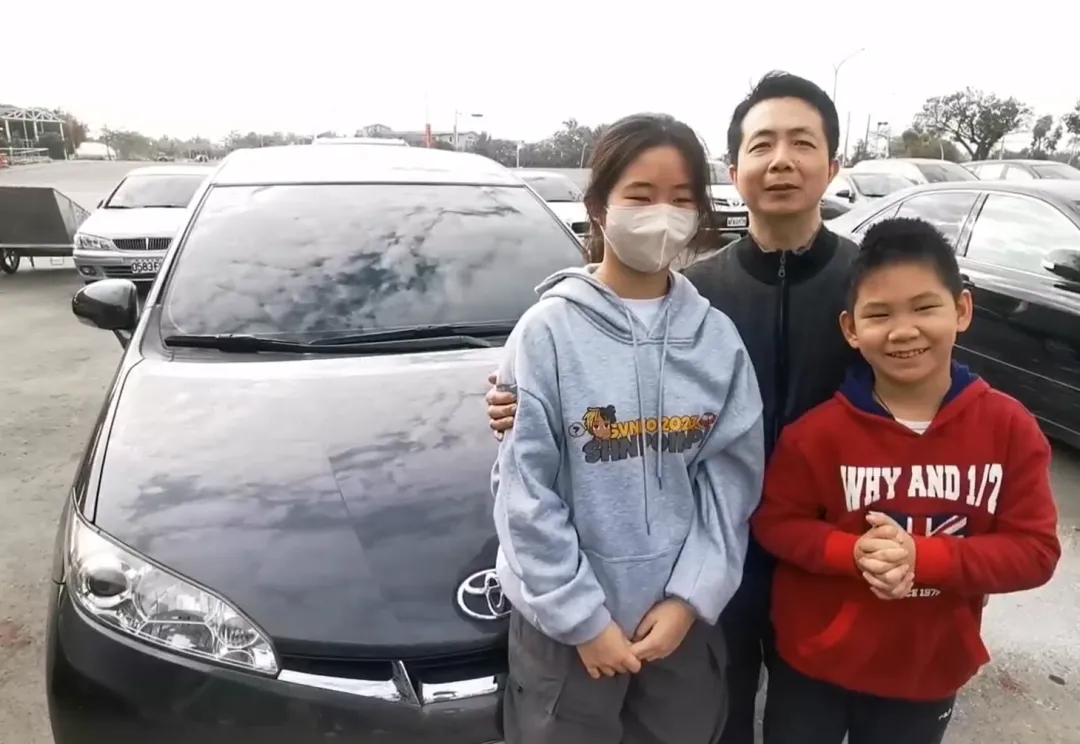 前來港口宮參加擲筊活動的李姓信眾雖然今年只奪得機車獎項，但他2012年就在港口宮贏走一輛轎車。（圖／中天新聞）