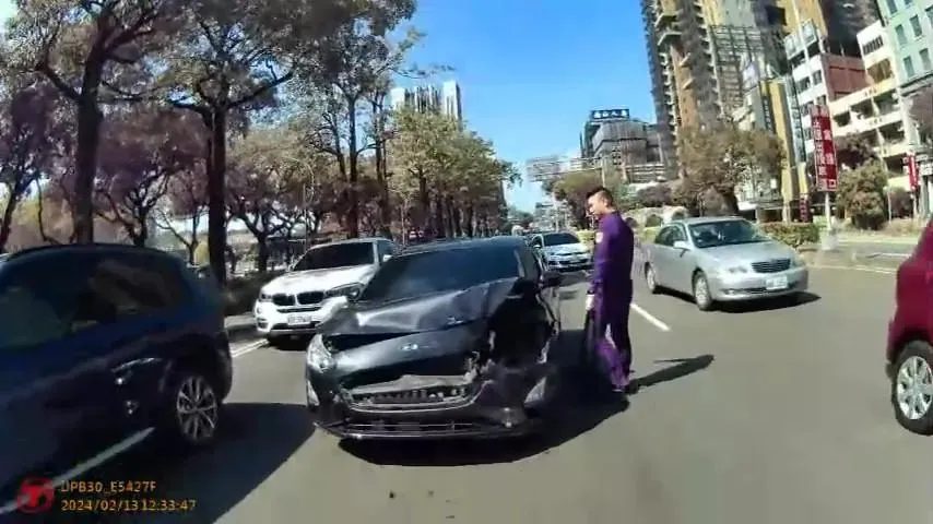 台中市西屯區前天發生追撞事故,肇事車主棄車逃逸。(圖/中天新聞)