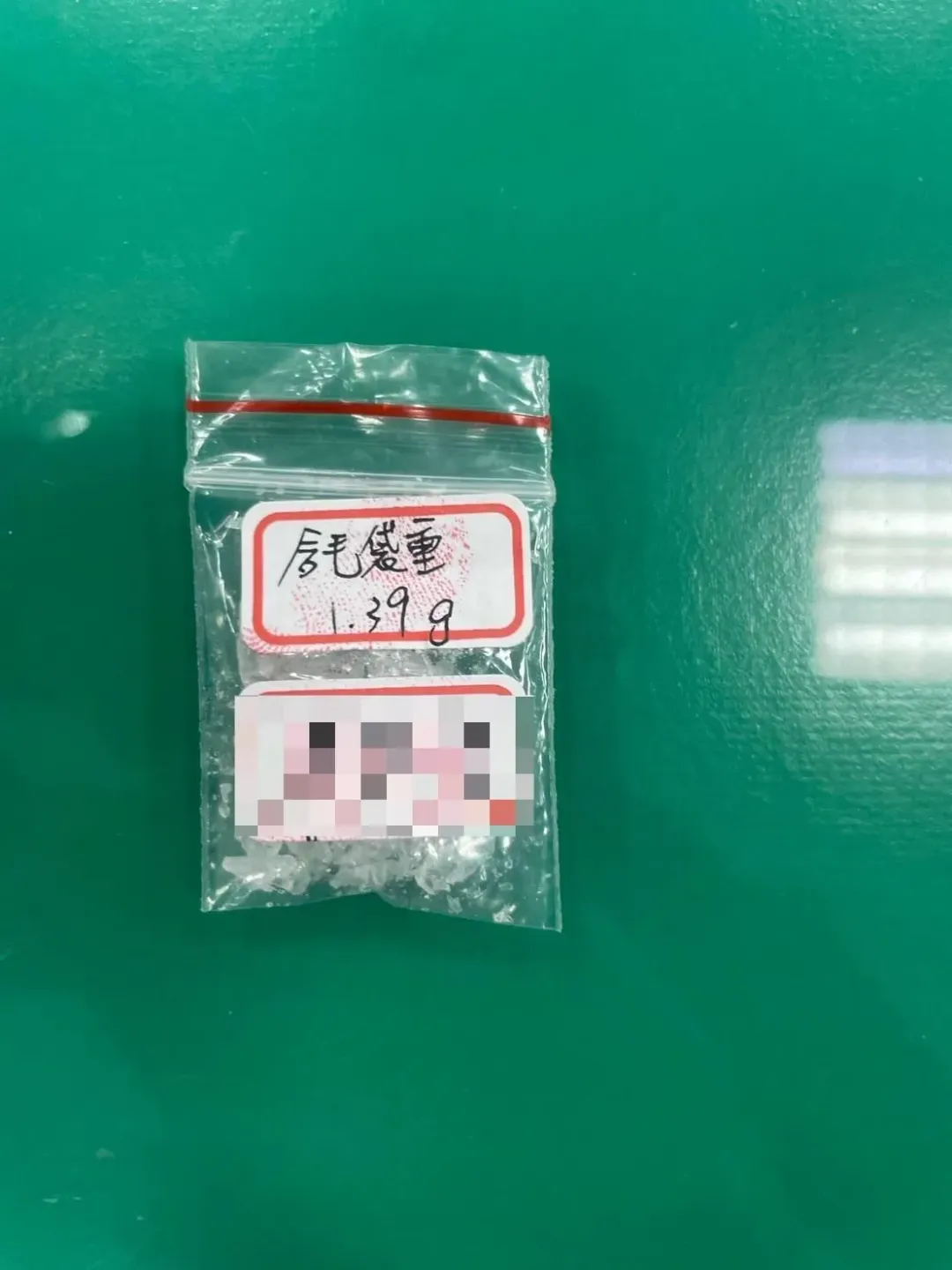 陳男逃跑途中狼狽自摔,身上掉落的毒品被警方查扣。(圖/中天新聞)
