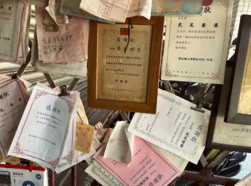 客人送的感謝狀。（圖／Dcard）