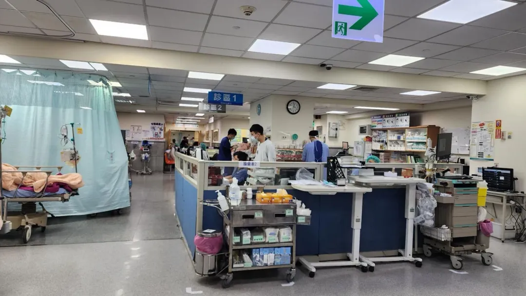 今年有不少民眾上山走春時，因頭暈、喘等類似高山症的症狀，或是腳酸、抽筋、背痛等身體不適狀況而就醫。（圖／嘉義大林慈濟醫院提供）