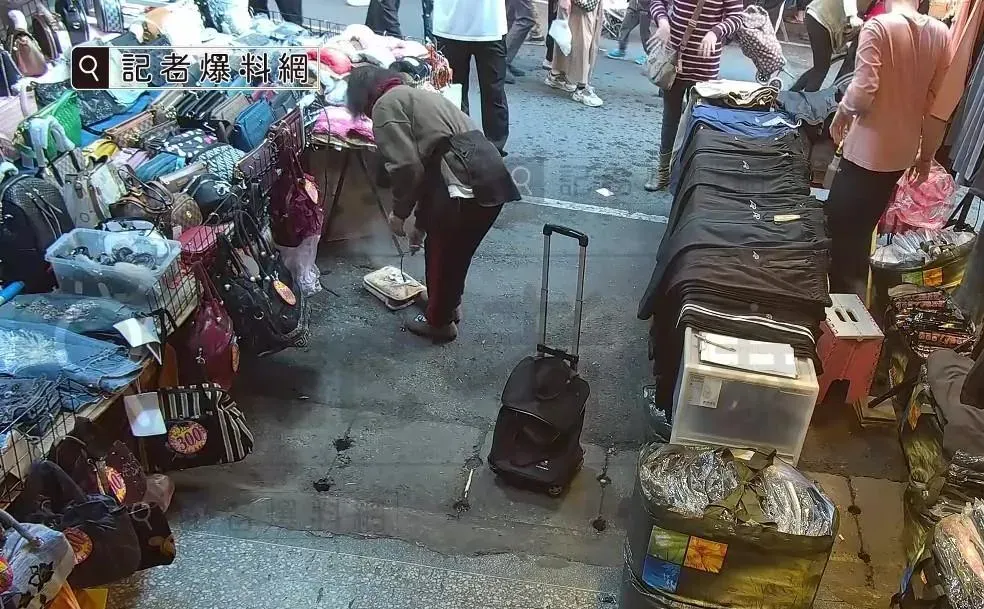 攤商趕緊將爆炸的熱水袋丟在地上,並跟客人道歉。(圖/翻攝記者爆料網)