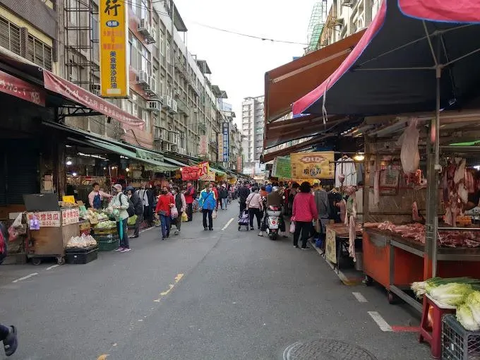 新北市板橋區福德街菜市場聚集許多攤商。(圖/翻攝Google Map)