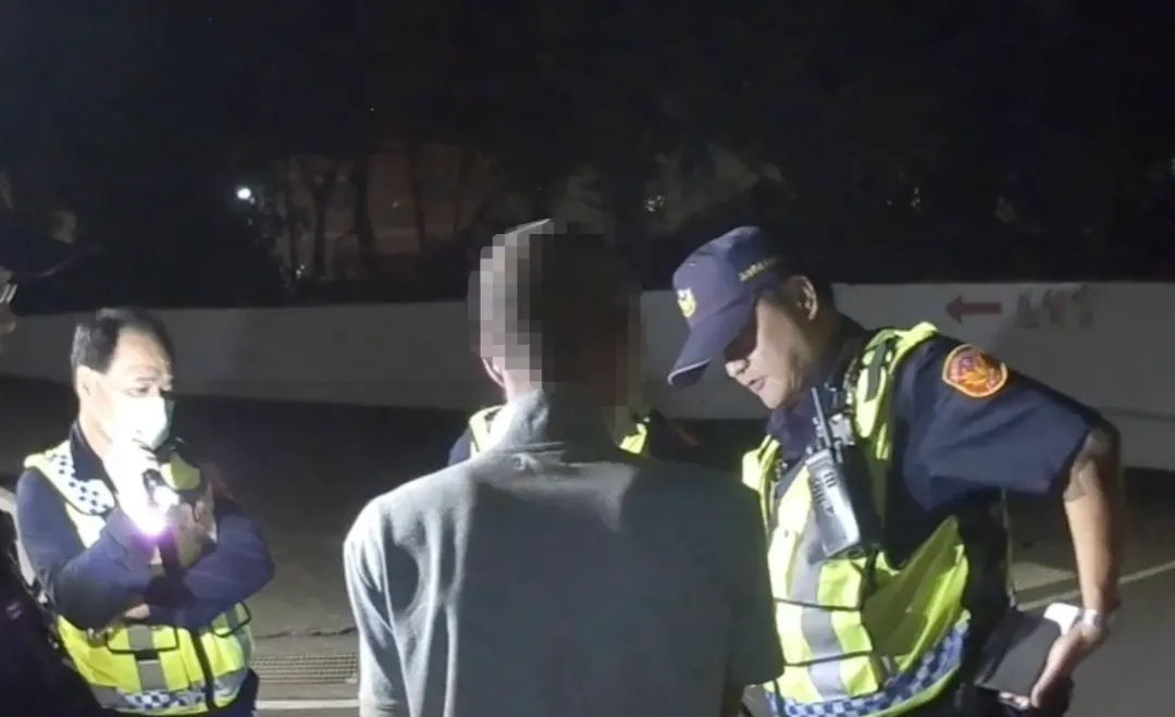 警方查出蔡男因酒駕被通緝，對他搜身盤查。（圖／翻攝畫面）