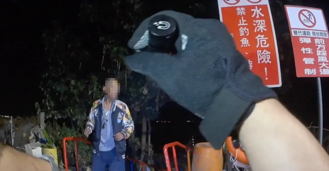 警方到場時，喝醉的蔡男在沙洲徘徊渾身酒氣。（圖／翻攝畫面）